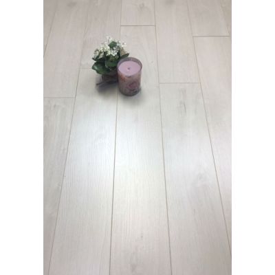 Linen Oak Laminate 8mm *44.2y2 / 36.83m2 END LOT CLEARANCE*